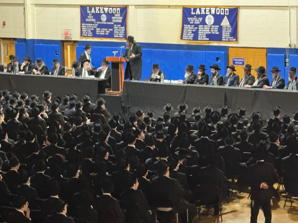 "על בני התורה בארה"ב להשתתף בצערם של בני הישיבות בארה"ק"