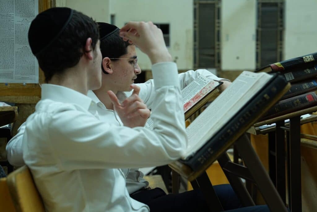 להגן על העולם: תלמידי פונביז' לומדים גם בלילות