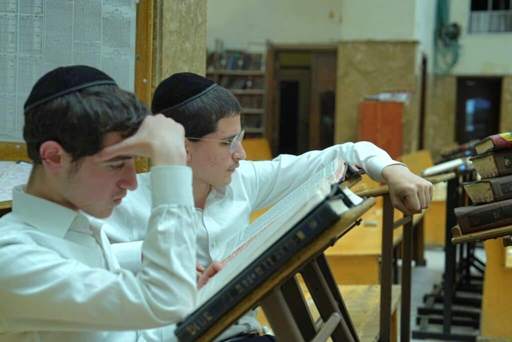 להגן על העולם: תלמידי פונביז' לומדים גם בלילות