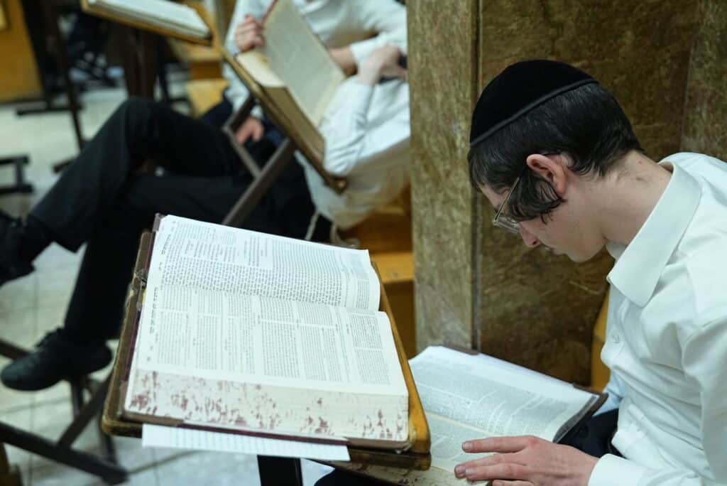 להגן על העולם: תלמידי פונביז' לומדים גם בלילות