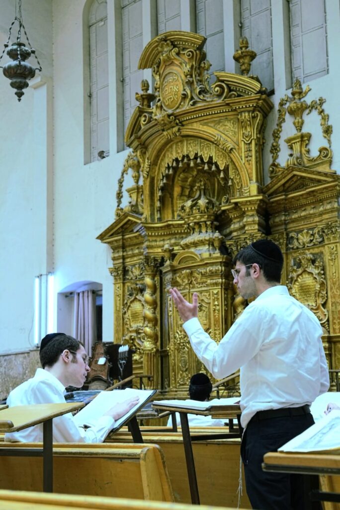 להגן על העולם: תלמידי פונביז' לומדים גם בלילות