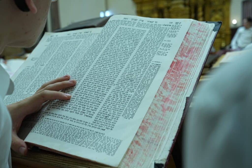 להגן על העולם: תלמידי פונביז' לומדים גם בלילות