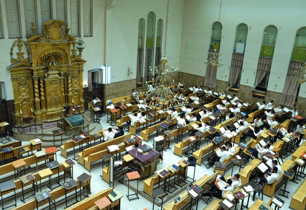 להגן על העולם: תלמידי פונביז' לומדים גם בלילות