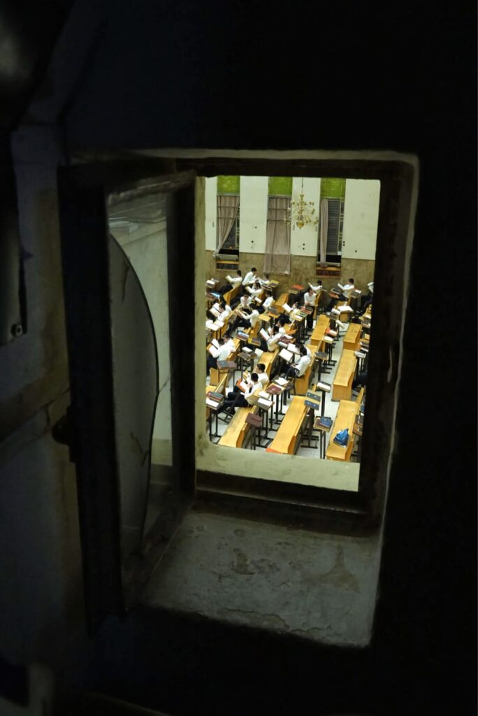 להגן על העולם: תלמידי פונביז' לומדים גם בלילות