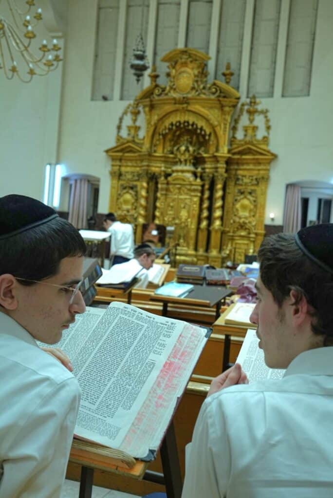 להגן על העולם: תלמידי פונביז' לומדים גם בלילות