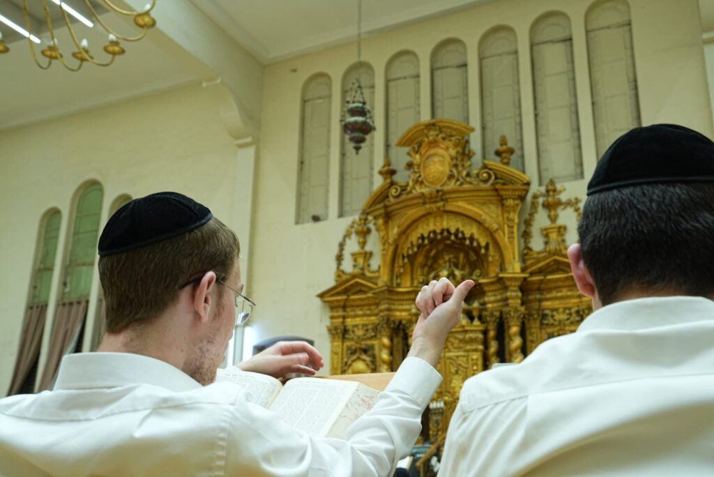 להגן על העולם: תלמידי פונביז' לומדים גם בלילות