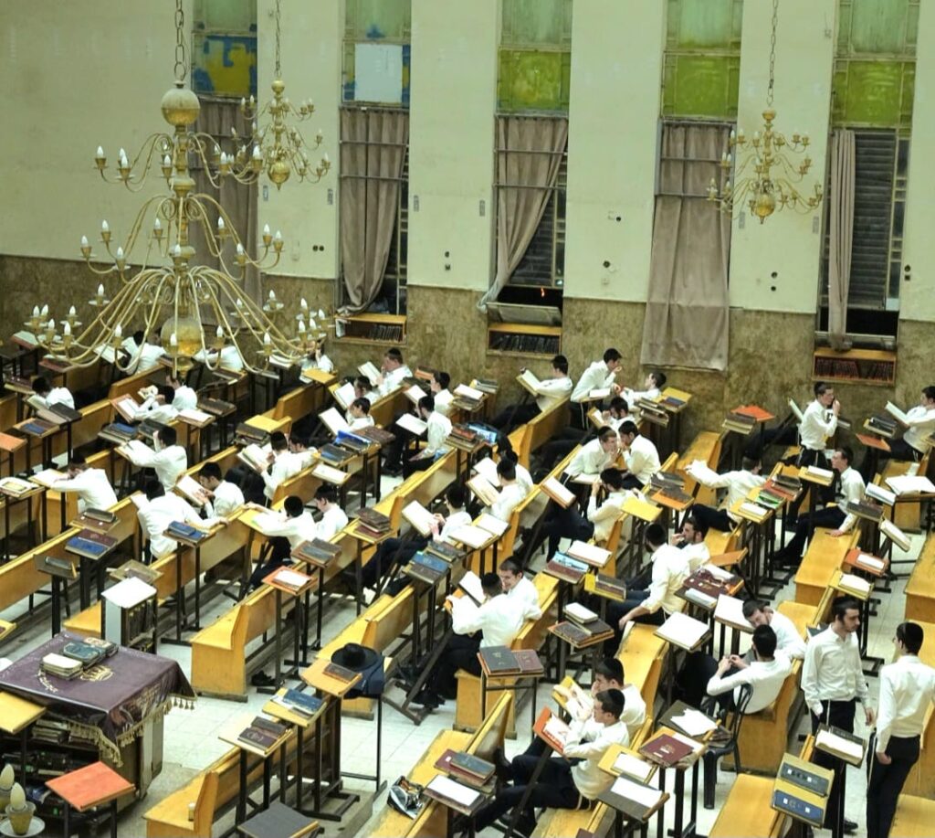 להגן על העולם: תלמידי פונביז' לומדים גם בלילות