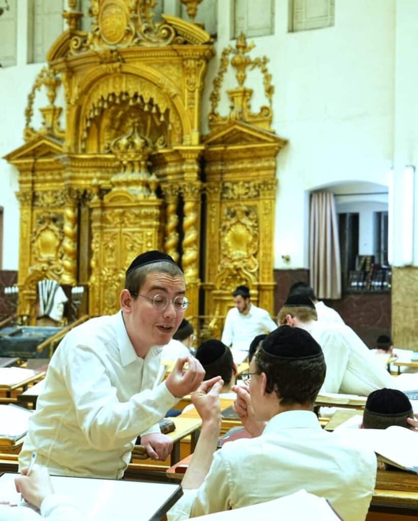 להגן על העולם: תלמידי פונביז' לומדים גם בלילות