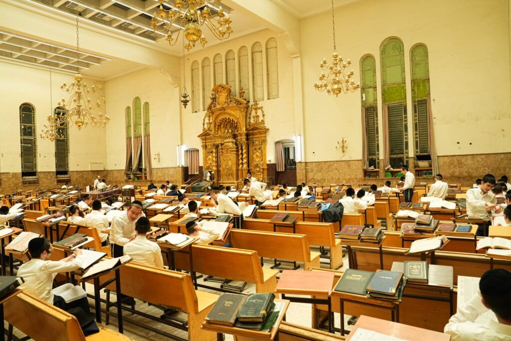 להגן על העולם: תלמידי פונביז' לומדים גם בלילות