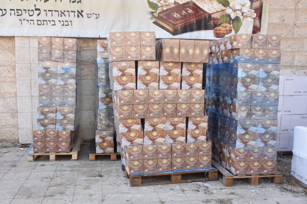 קמחא דפסחא: הגה"צ רבי אבנר עפג'ין חילק אלפי סלי מזון למשפחות
