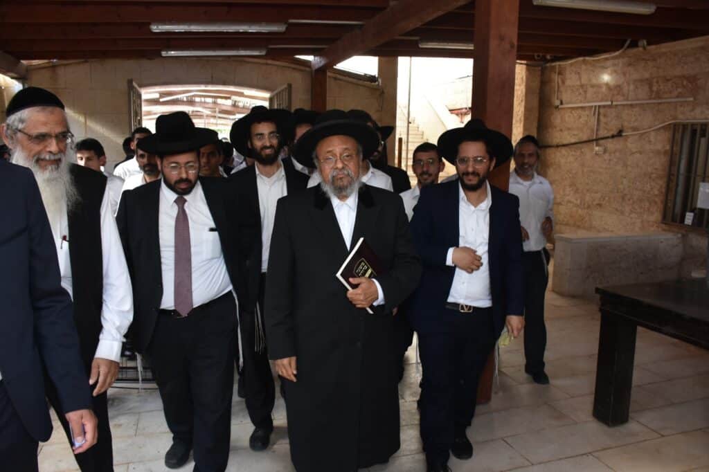 קמחא דפסחא: הגה"צ רבי אבנר עפג'ין חילק אלפי סלי מזון למשפחות