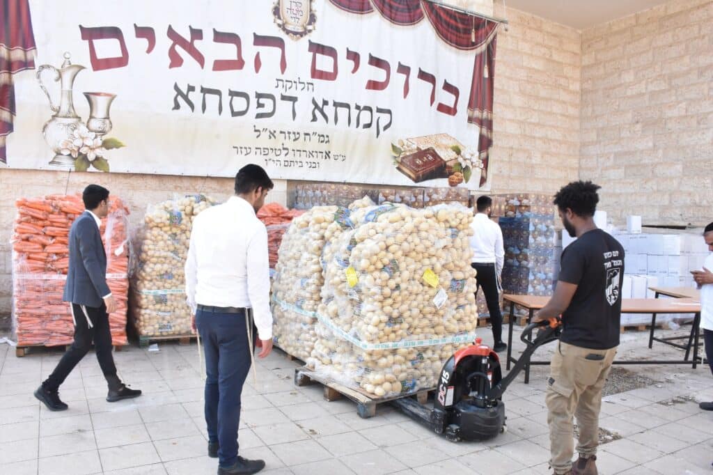 קמחא דפסחא: הגה"צ רבי אבנר עפג'ין חילק אלפי סלי מזון למשפחות