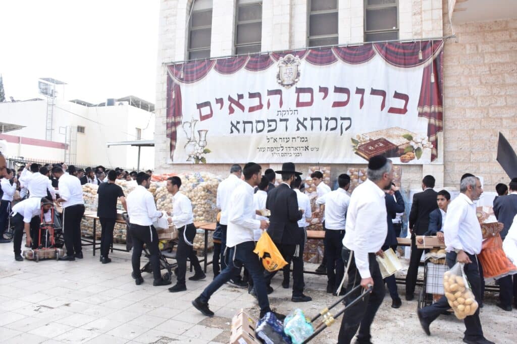 קמחא דפסחא: הגה"צ רבי אבנר עפג'ין חילק אלפי סלי מזון למשפחות