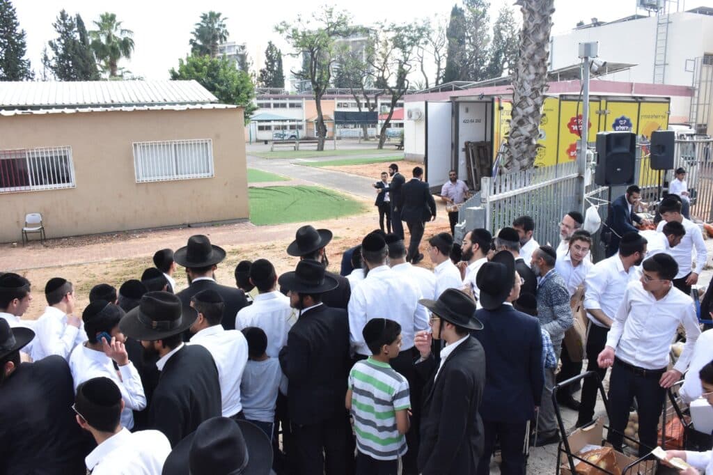 קמחא דפסחא: הגה"צ רבי אבנר עפג'ין חילק אלפי סלי מזון למשפחות