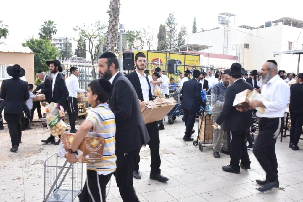 קמחא דפסחא: הגה"צ רבי אבנר עפג'ין חילק אלפי סלי מזון למשפחות