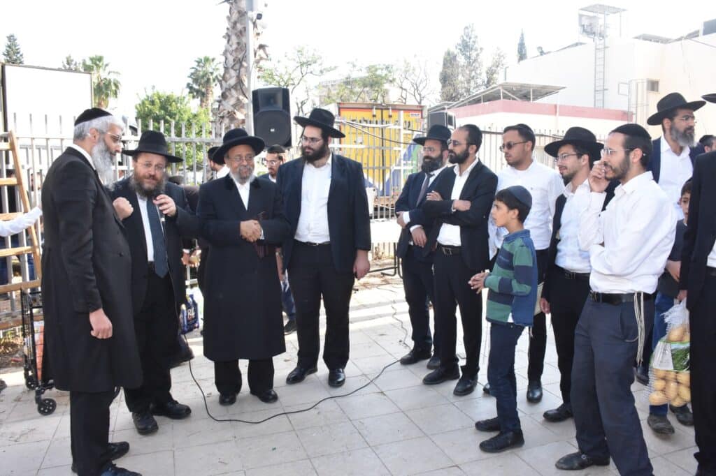 קמחא דפסחא: הגה"צ רבי אבנר עפג'ין חילק אלפי סלי מזון למשפחות