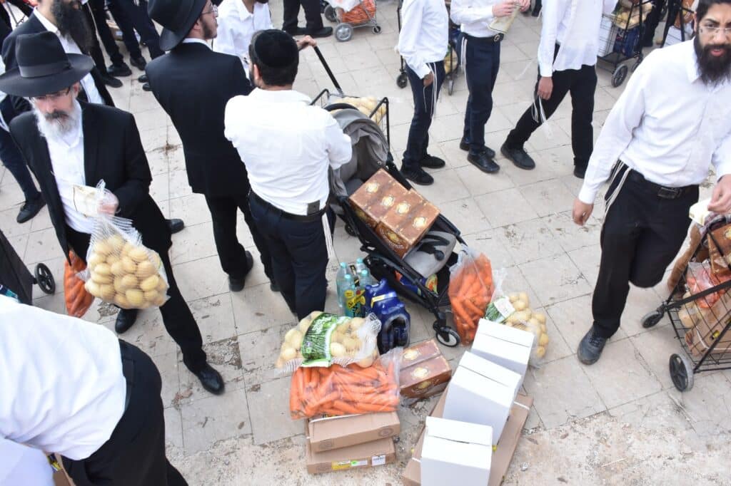 קמחא דפסחא: הגה"צ רבי אבנר עפג'ין חילק אלפי סלי מזון למשפחות