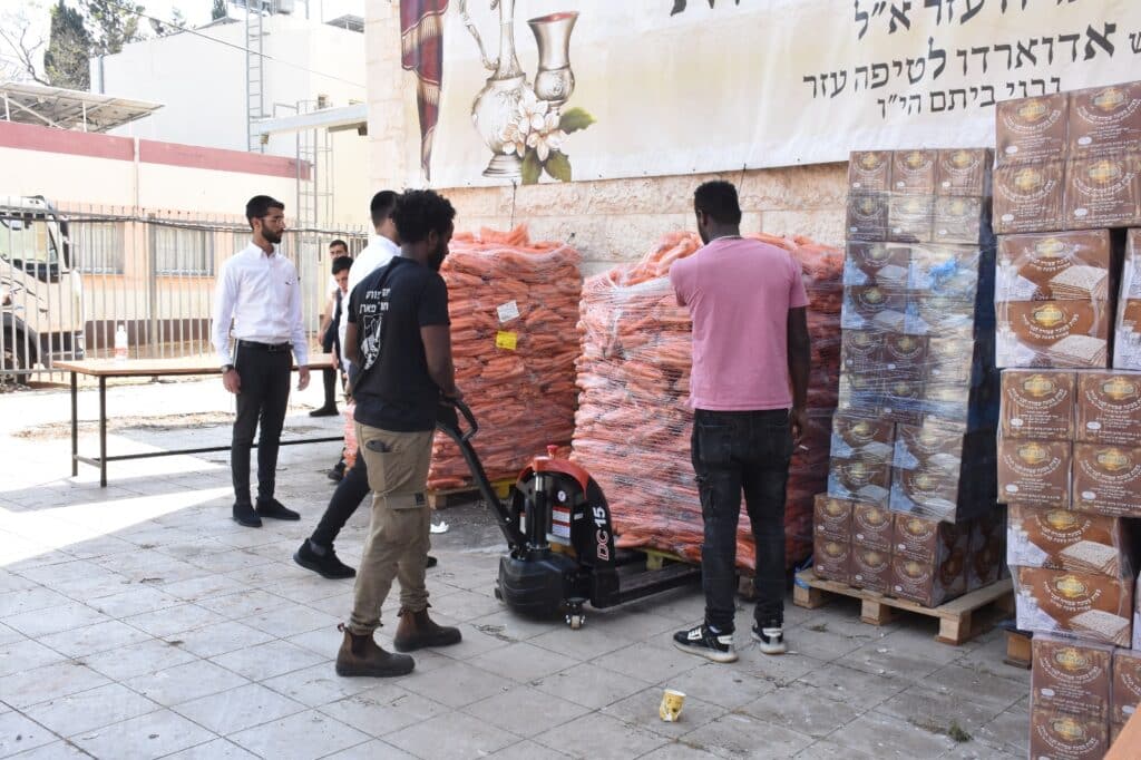 קמחא דפסחא: הגה"צ רבי אבנר עפג'ין חילק אלפי סלי מזון למשפחות