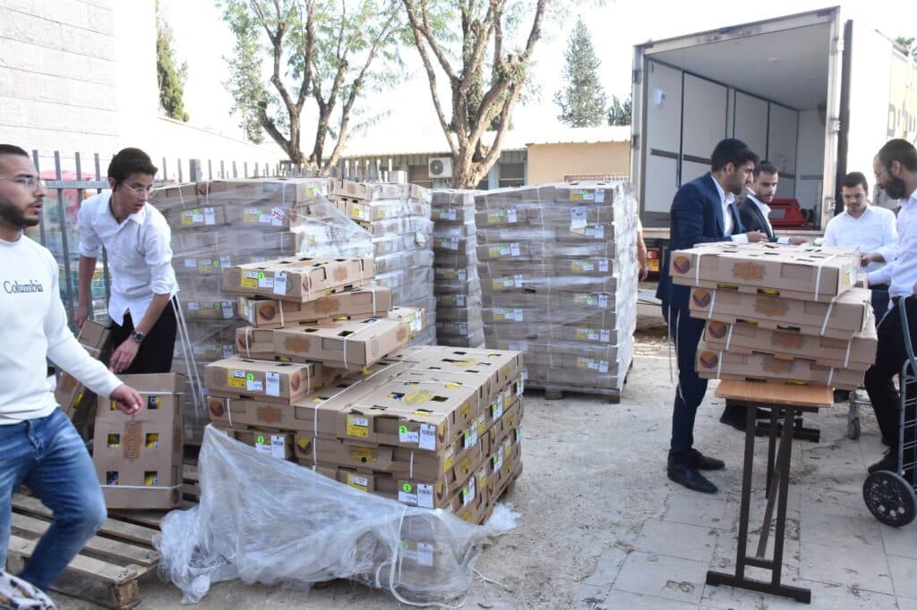 קמחא דפסחא: הגה"צ רבי אבנר עפג'ין חילק אלפי סלי מזון למשפחות