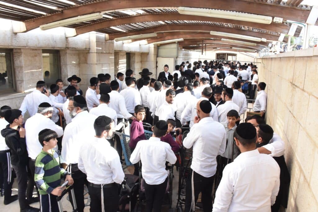 קמחא דפסחא: הגה"צ רבי אבנר עפג'ין חילק אלפי סלי מזון למשפחות