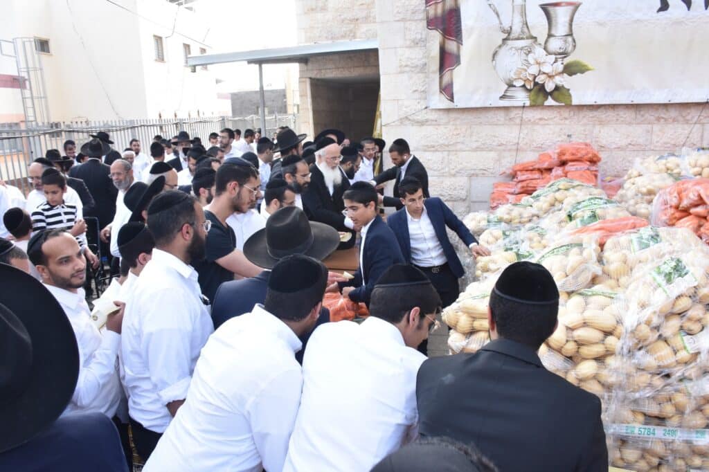 קמחא דפסחא: הגה"צ רבי אבנר עפג'ין חילק אלפי סלי מזון למשפחות