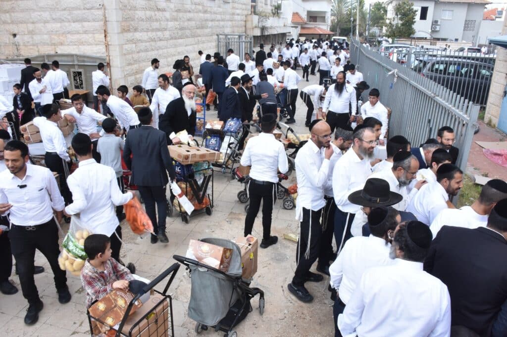 קמחא דפסחא: הגה"צ רבי אבנר עפג'ין חילק אלפי סלי מזון למשפחות