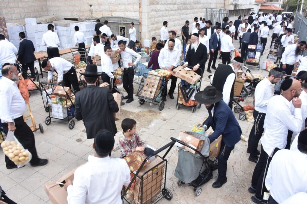 קמחא דפסחא: הגה"צ רבי אבנר עפג'ין חילק אלפי סלי מזון למשפחות