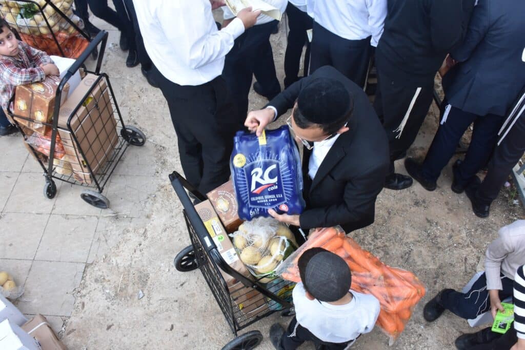 קמחא דפסחא: הגה"צ רבי אבנר עפג'ין חילק אלפי סלי מזון למשפחות