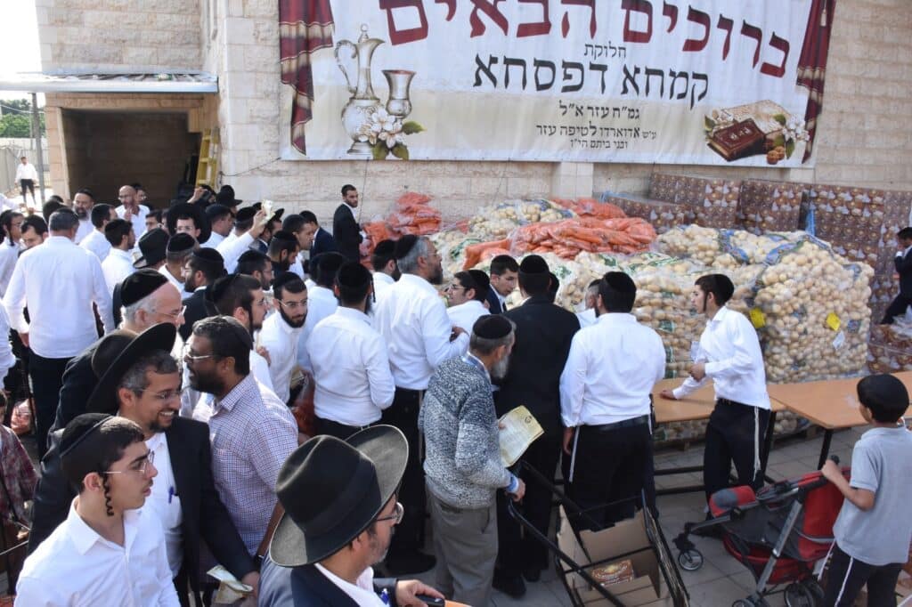 קמחא דפסחא: הגה"צ רבי אבנר עפג'ין חילק אלפי סלי מזון למשפחות