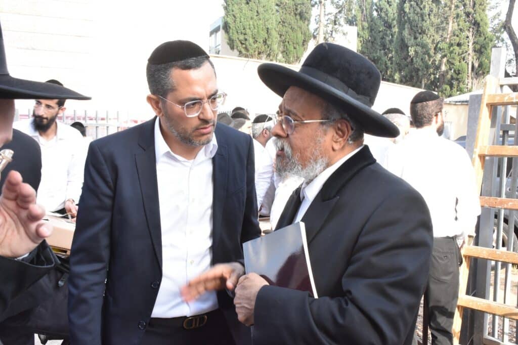 קמחא דפסחא: הגה"צ רבי אבנר עפג'ין חילק אלפי סלי מזון למשפחות