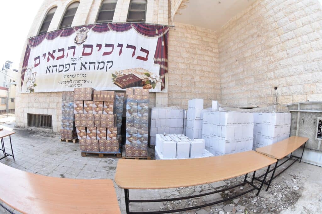 קמחא דפסחא: הגה"צ רבי אבנר עפג'ין חילק אלפי סלי מזון למשפחות