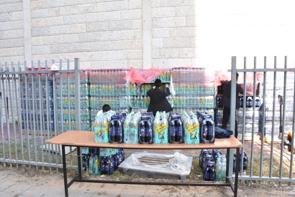 קמחא דפסחא: הגה"צ רבי אבנר עפג'ין חילק אלפי סלי מזון למשפחות