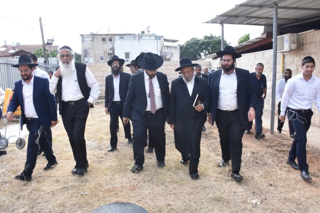 קמחא דפסחא: הגה"צ רבי אבנר עפג'ין חילק אלפי סלי מזון למשפחות