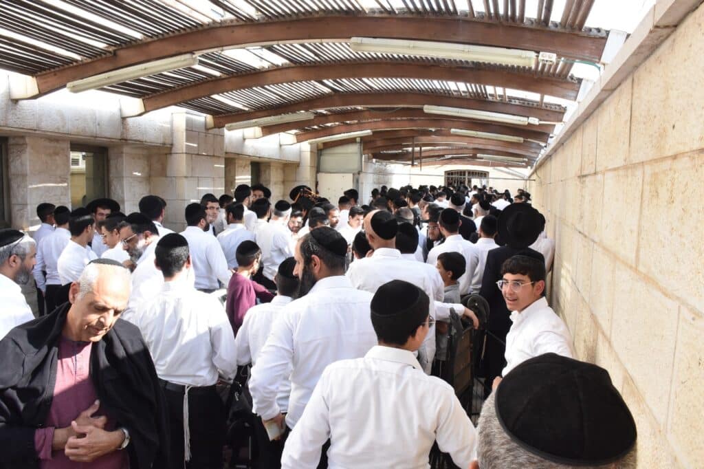 קמחא דפסחא: הגה"צ רבי אבנר עפג'ין חילק אלפי סלי מזון למשפחות