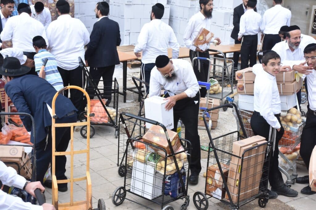 קמחא דפסחא: הגה"צ רבי אבנר עפג'ין חילק אלפי סלי מזון למשפחות