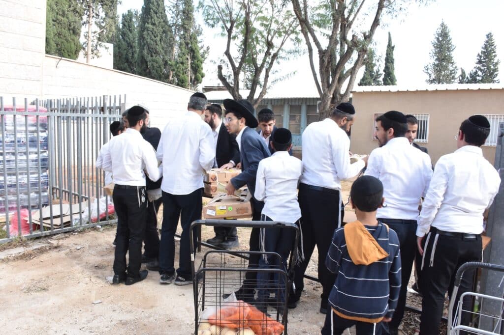 קמחא דפסחא: הגה"צ רבי אבנר עפג'ין חילק אלפי סלי מזון למשפחות