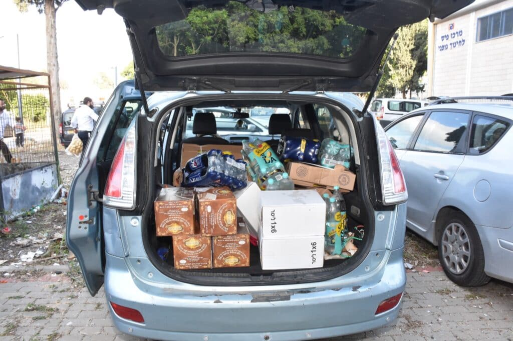 קמחא דפסחא: הגה"צ רבי אבנר עפג'ין חילק אלפי סלי מזון למשפחות