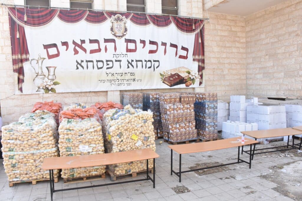קמחא דפסחא: הגה"צ רבי אבנר עפג'ין חילק אלפי סלי מזון למשפחות