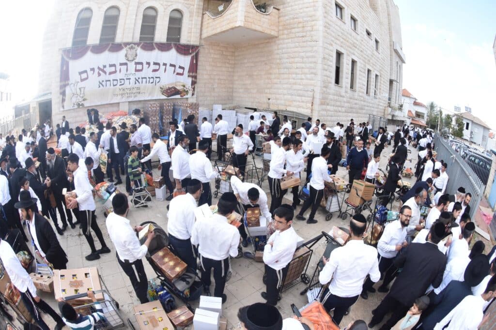 קמחא דפסחא: הגה"צ רבי אבנר עפג'ין חילק אלפי סלי מזון למשפחות