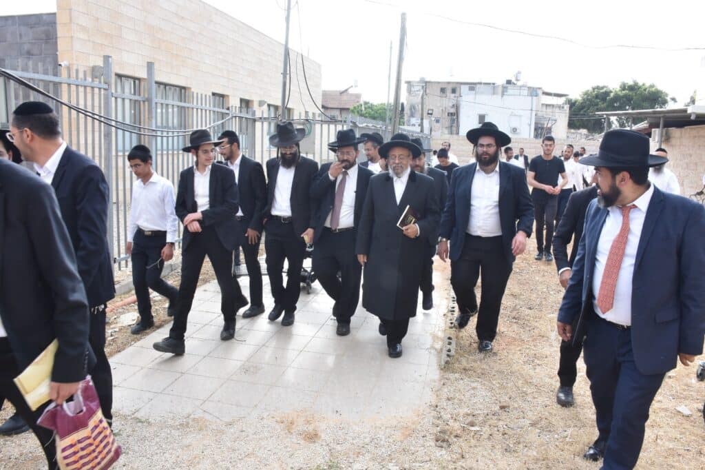 קמחא דפסחא: הגה"צ רבי אבנר עפג'ין חילק אלפי סלי מזון למשפחות