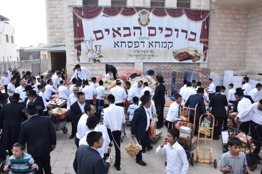קמחא דפסחא: הגה"צ רבי אבנר עפג'ין חילק אלפי סלי מזון למשפחות