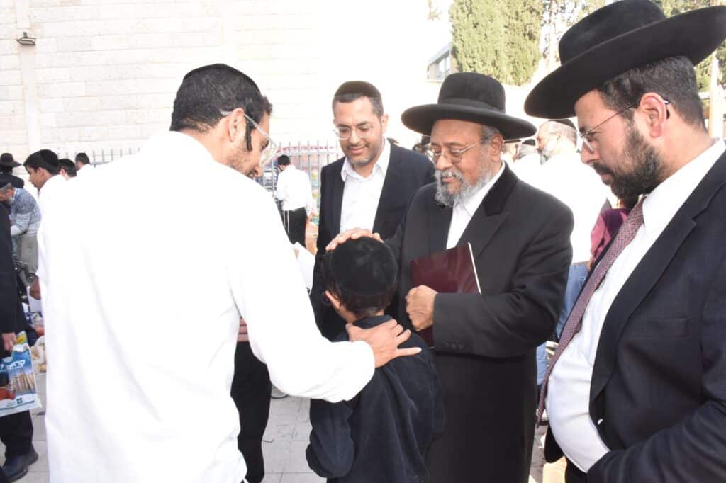 קמחא דפסחא: הגה"צ רבי אבנר עפג'ין חילק אלפי סלי מזון למשפחות