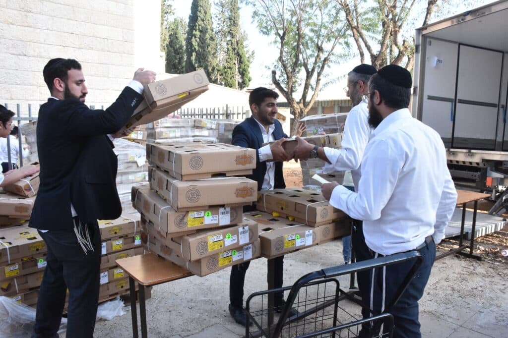 קמחא דפסחא: הגה"צ רבי אבנר עפג'ין חילק אלפי סלי מזון למשפחות