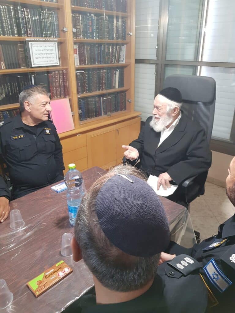 בכירי המשטרה עלו למעונו של חבר המועצת