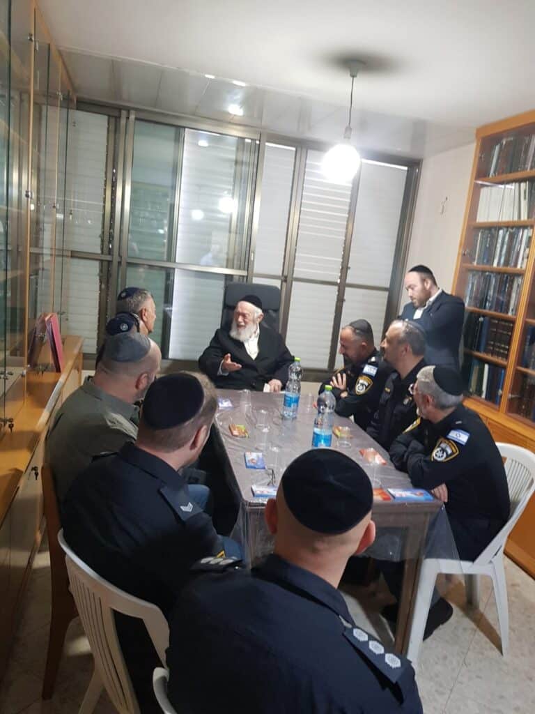 בכירי המשטרה עלו למעונו של חבר המועצת