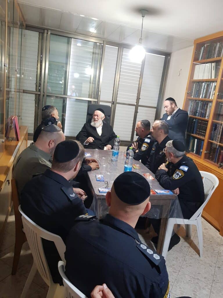 בכירי המשטרה עלו למעונו של חבר המועצת