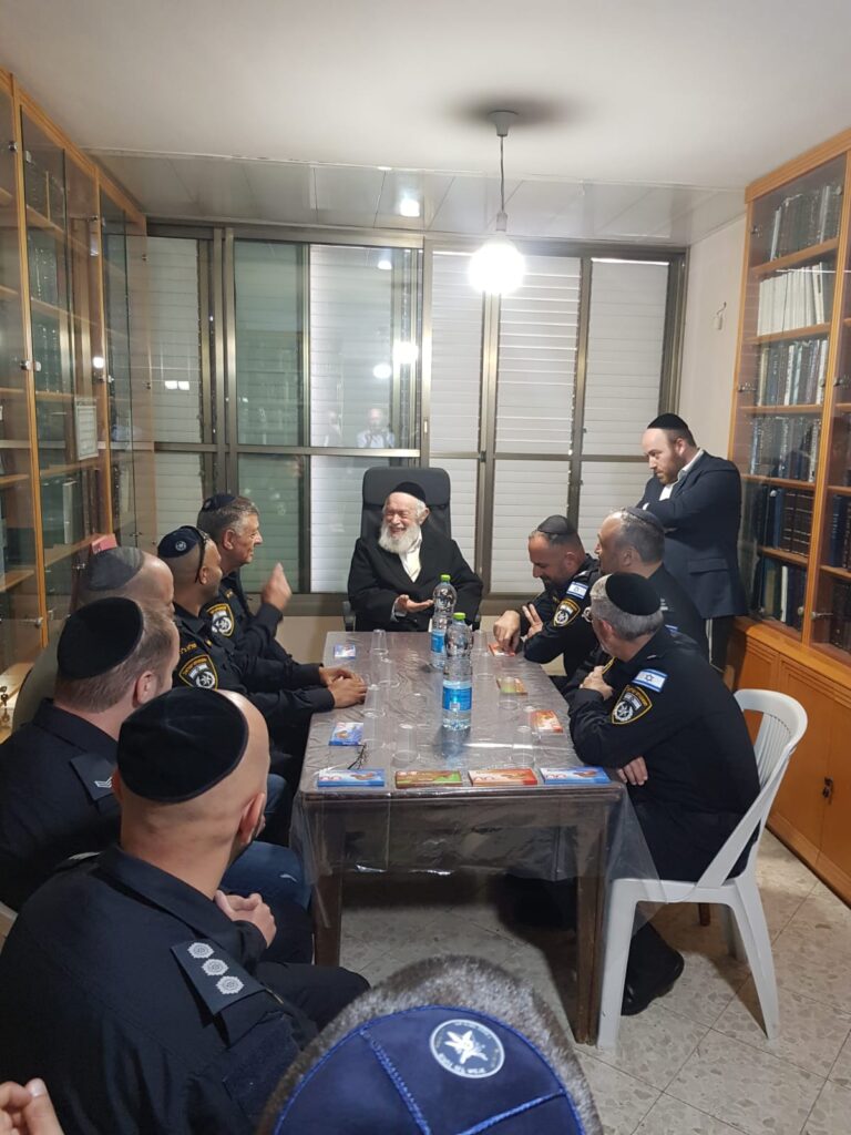 בכירי המשטרה עלו למעונו של חבר המועצת