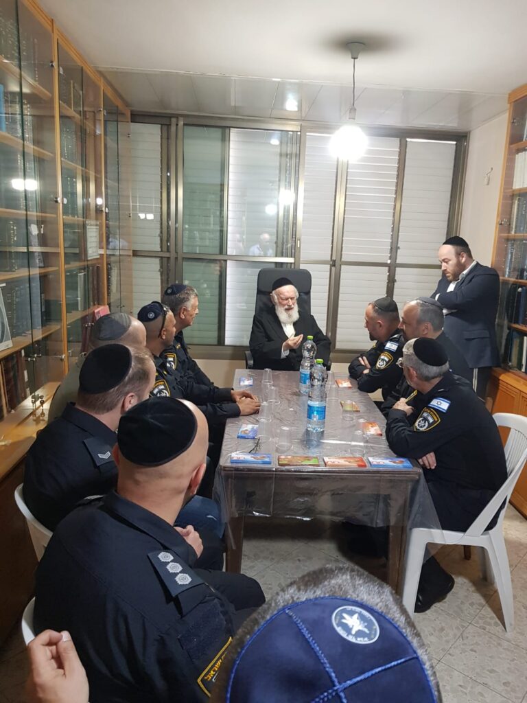 בכירי המשטרה עלו למעונו של חבר המועצת