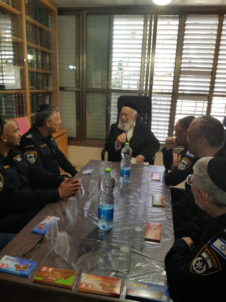 בכירי המשטרה עלו למעונו של חבר המועצת