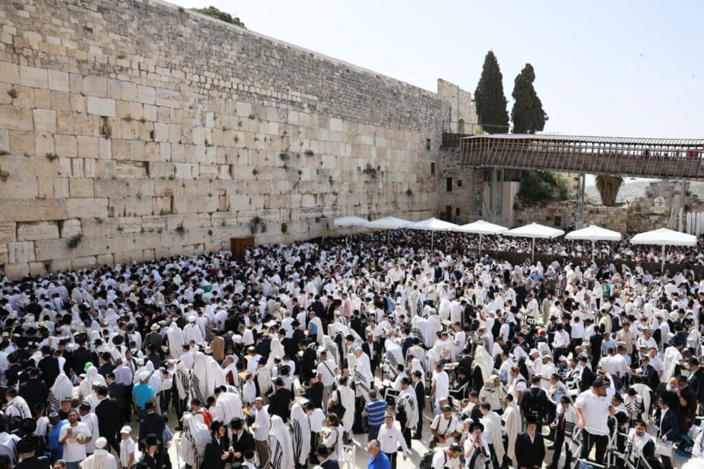 רבבות מתפללים במעמד 'ברכת כהנים' בכותל המערבי